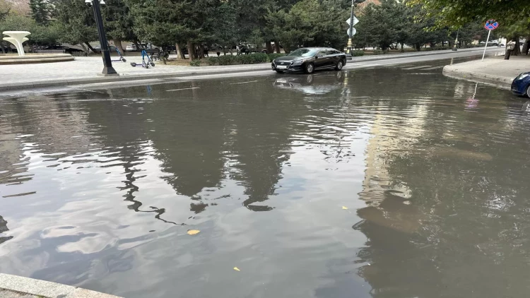 Bakıda su xətti partladı: Küçəni sel apardı! - FOTOlar