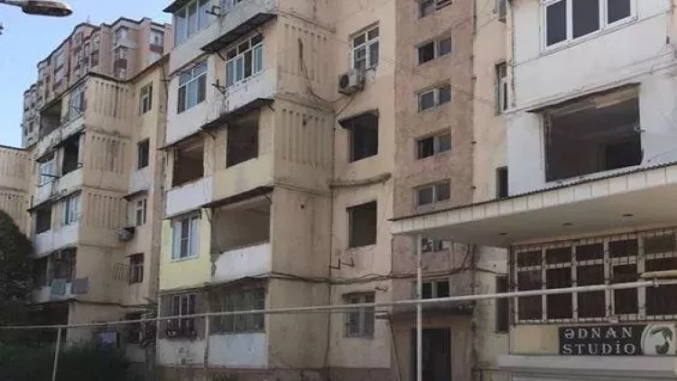 Liftə yağış suyu dolur, betonlar qopur: Bina niyə təmir edilmir?