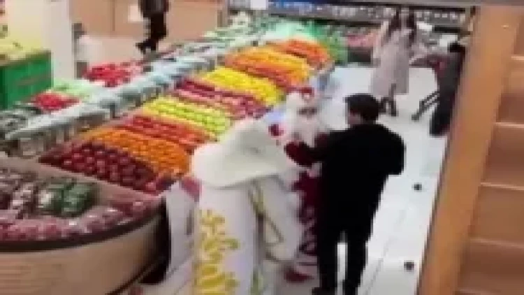 Bakıda supermarketdə şaxta babalar əlbəyaxa oldu - VİDEO