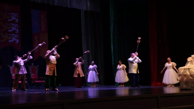 Uşaq evinin sakinləri Akademik Musiqili Teatrın qonağı olub - FOTOlar