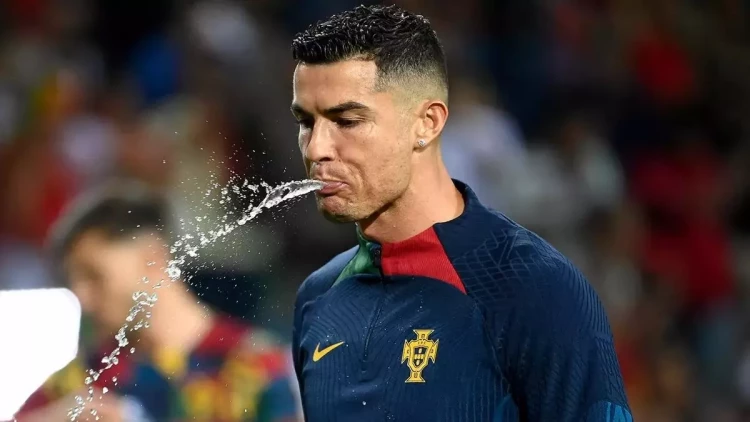 Ronaldo niyə suyu içmədən tüpürür?