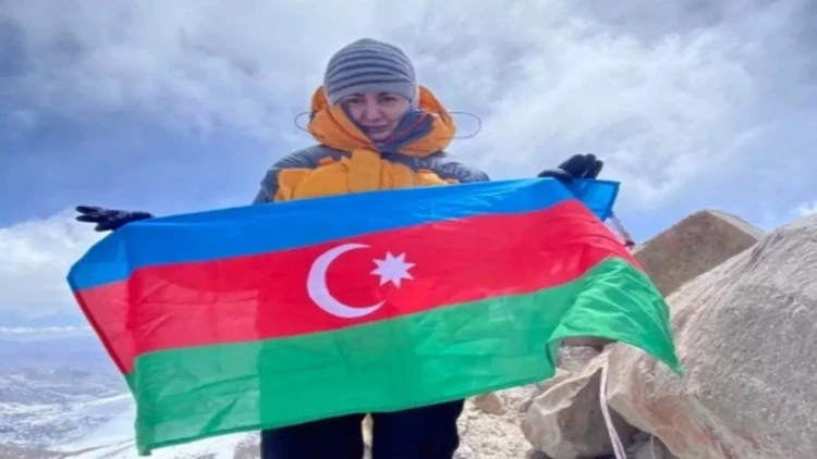 Elmira Aslanova Antarktidanın ən yüksək zirvəsində