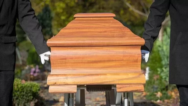 Tabuta qoyulan 95 yaşlı qadın altı gündən sonra 