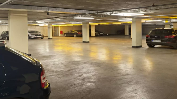 Bakıda hotelin qarajında iki maşın yandı