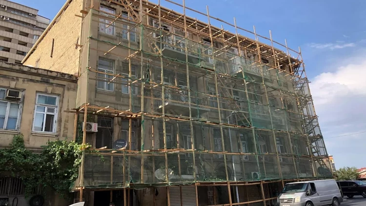 Bakıda tarixi abidəyə zərər vuruldu, yağış suyu evlərə doldu - FOTO