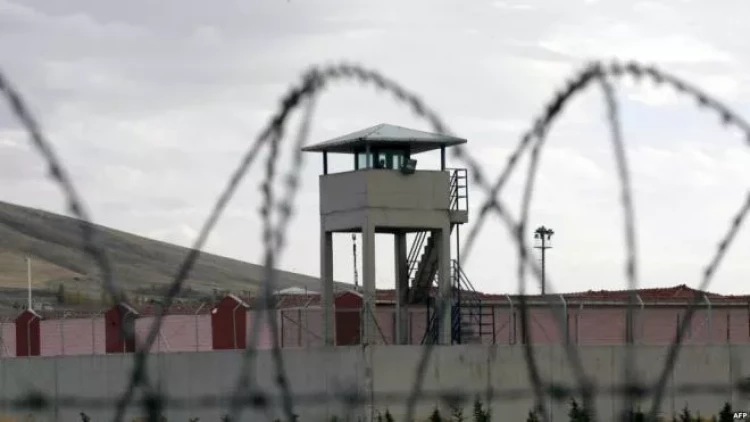 Ana həbsdəki oğlu üçün telefon keçirmək istədi...