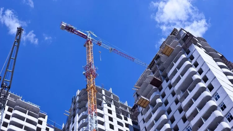 Mənzil aldın, amma köçmək olmur – Tikinti şirkətləri niyə öhdəlikləri pozur?