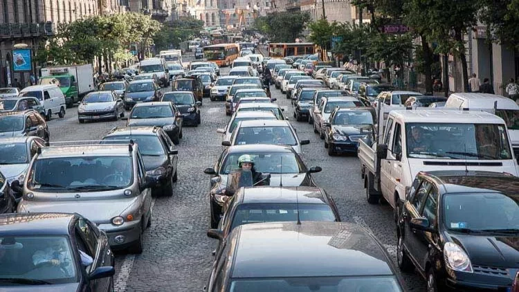 İtaliyada 10 dəqiqə tıxacda qalanlara pul ödəyəcəklər