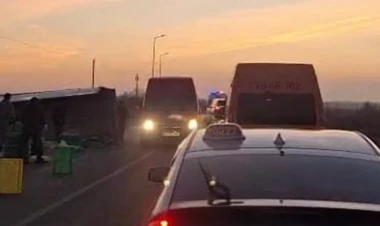 Üç avtomobil toqquşdu - Broyler toyuqları ətrafa dağıldı