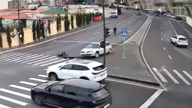 Öz-özünə hərəkət edən avtomobil qəza törətdi - VİDEO