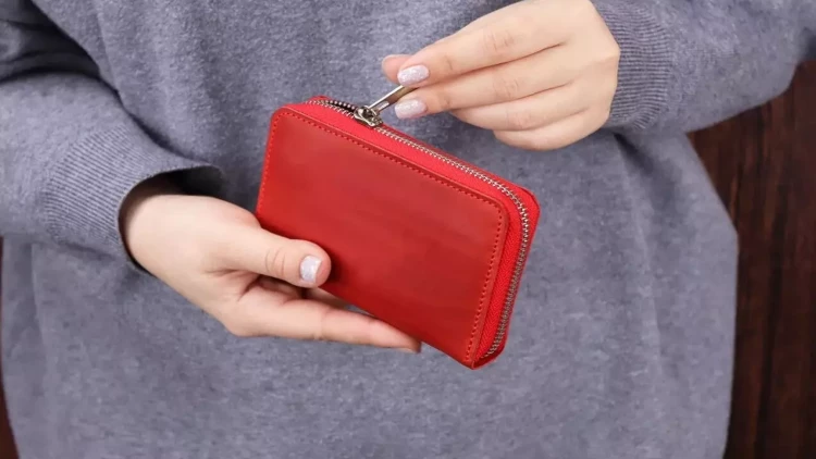 Pulqabınıza bunları qoymayın - Kasıblaya bilərsiniz