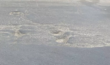 Novxanıda bu yoldakı çuxura hər gün bir neçə maşın düşür - CİDDİ TƏHLÜKƏ