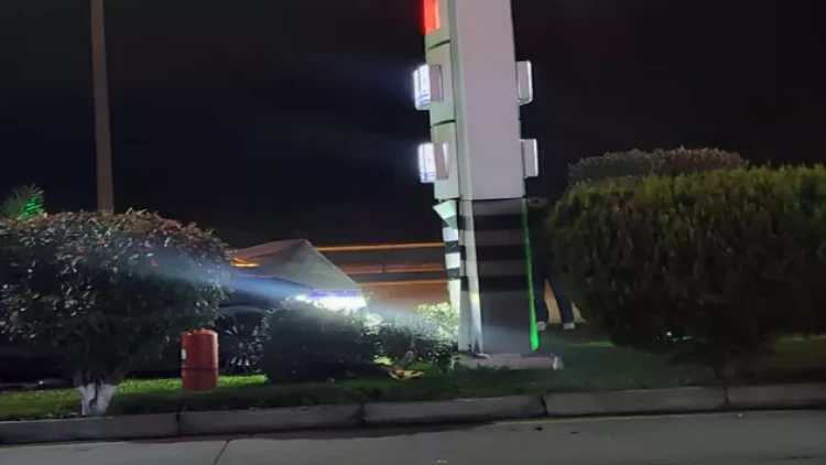 Bakıda ağır qəza - avtomobil 100 metr kənara düşdü - FOTO