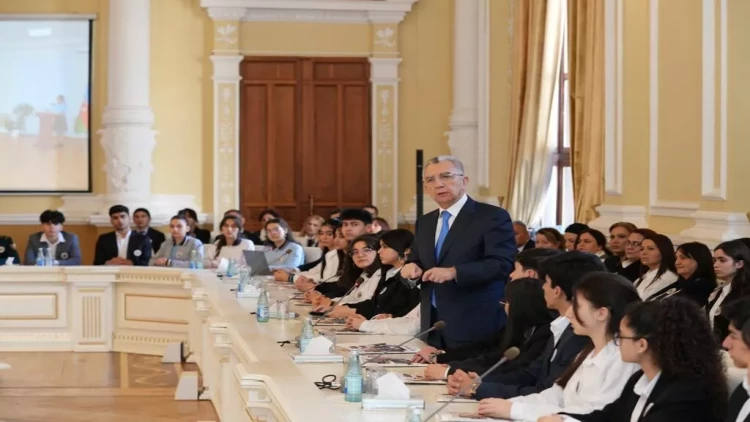 Paytaxt məktəblilərinin müəllifi olduğu növbəti kitabın təqdimatı olub - FOTO