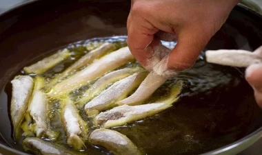 Balıq qızardarkən qoxunun yayılmasının qarşısını alan 5 təsirli üsul