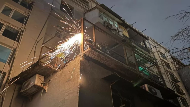 Bakıda yaşayış binasının daxili fasadında özbaşına artırma işləri dayandılıb - FOTO