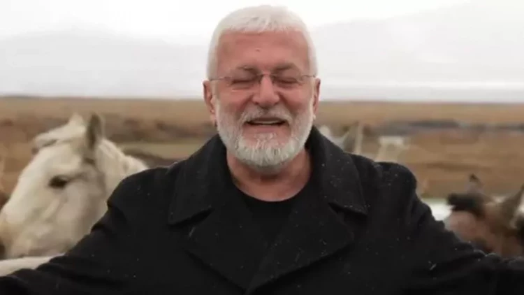 Klip çəkilişi zamanı məşhur müğənnini at vurdu - VİDEO