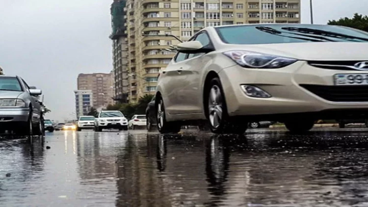 Bu küçədə günün istənilən saatı sıxlıq var