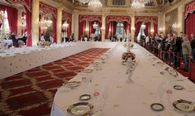 Makronun sarayında minlərlə avroluq qarət - Oğurlayıb hərraca çıxardılar