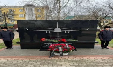 Qroznıda AZAL-ın təyyarə qəzası qurbanlarının xatirə lövhəsi açılıb - FOTO