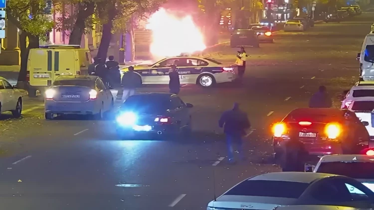 Səbaildə avtomobildə baş verən yanğının görüntüləri - VİDEO