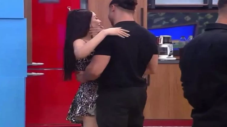 Qalmaqallı veriliş qucaq kadrlarına görə cərimələndi, platformadan çıxarıldı - VİDEO