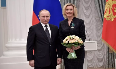Putinin ona nə hədiyyə etdiyini paylaşdı - FOTO