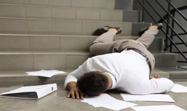 “ASAN Xidmət”də mühafizəçi ilə əlbəyaxa olub pilləkəndən yıxıldılar