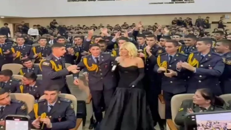 Röya kursantlar üçün konsert verdi - VİDEO