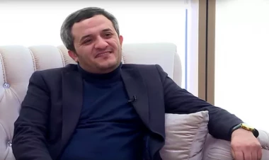 Xanımına mağaza açıb, avtomobil alıb