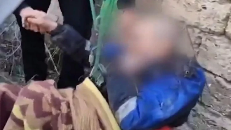 5 metrlik quyuya düşən yaşlı kişi belə xilas edildi - VİDEO