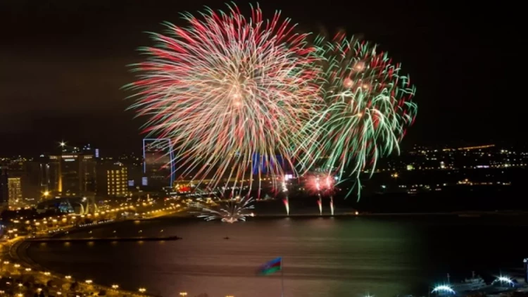 Bakıda möhtəşəm atəşfəşanlıq keçirildi