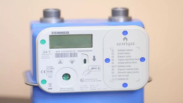 Saatlardır qaz kartlarına pul vurmaq olmur