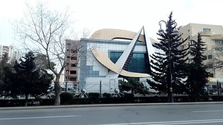 Tanınmış aparıcı 