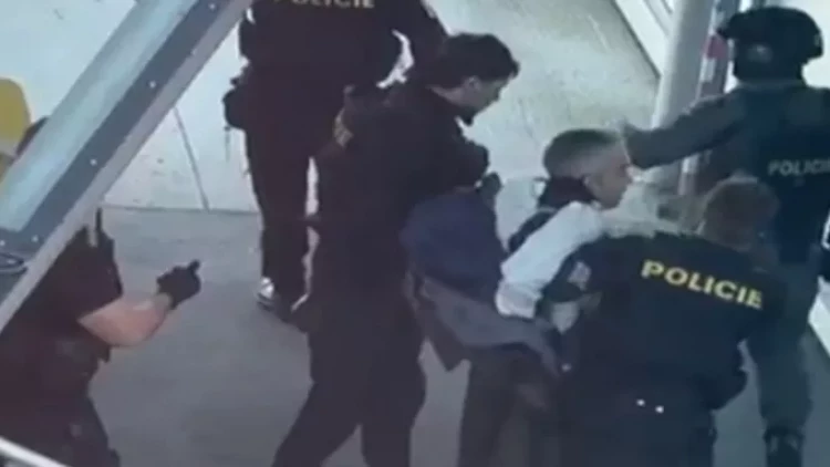 AZAL təyyarəsinə qanunsuz girmək istəyən belə saxlanılıb - ANBAAN VİDEO