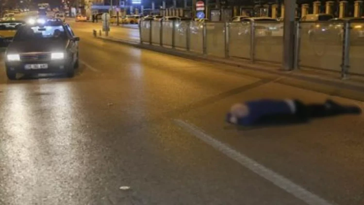 Bakıda maşın yolda uzanmış oğlanın üstündən keçdi