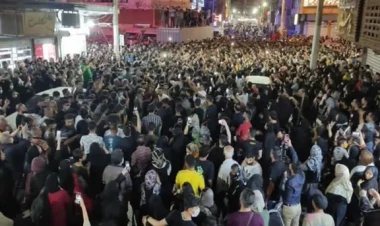 İranda etirazçılar 2 şəhərdə nəzarəti ələ keçirdi - VİDEO