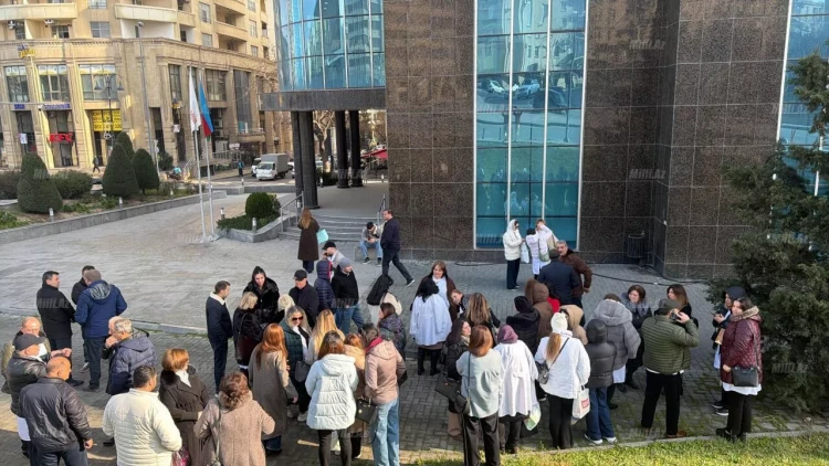 Stomatoloqların TƏBİB-in qarşısına toplaşması ilə bağlı RƏSMİ AÇIQLAMA - YENİLƏNİB - FOTO