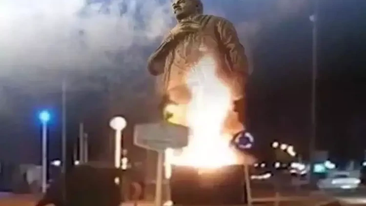 İranda Qasım Süleymaninin abidəsi yandırıldı - VİDEO