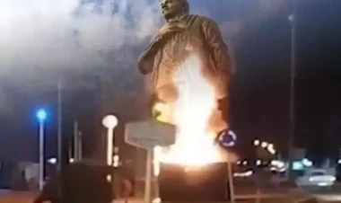 İranda Qasım Süleymaninin abidəsi yandırıldı - VİDEO