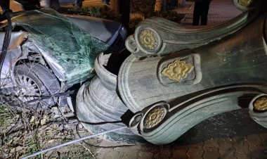 Avtomobil işıq dirəyini kökündən çıxardı - Yaralı var - FOTO