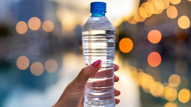 Hər gün plastik butulkadan su içənlər ildə 90 min əlavə mikroplastik hissəciyi udurlar