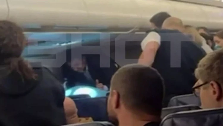 Moskva-İrəvan reysində çanta alovlandı - VİDEO