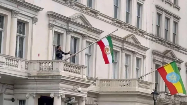 Londonda etirazçılar İran bayrağını dəyişdirdilər