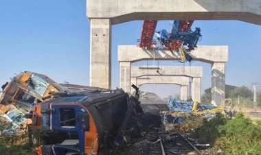 Tailandda kran qatarın üstünə aşdı - Çox sayda ölən və yaralanan var