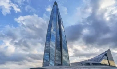 90 dərəcə bükülən möcüzə: Zirvəsindəki buzu kondisionerə çevirən bina