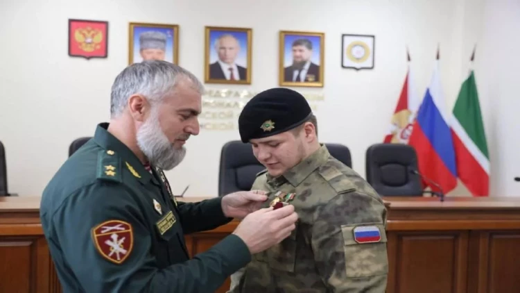 Kadırovun oğlu qəzadan sonra medalla təltif edildi