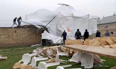 Güclü külək yas çadırını uçurdu