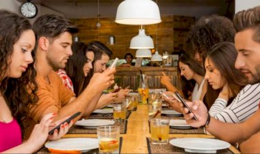 Süfrədə telefon istifadə etməyin - Bu zərərləri var