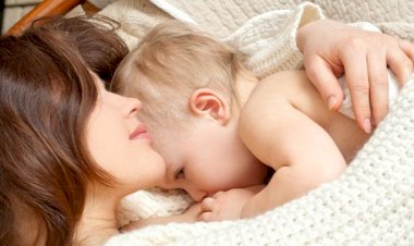 Pediatr Ələkbər Həsənov: Ana südündən uşağa heç bir xəstəlik keçmir